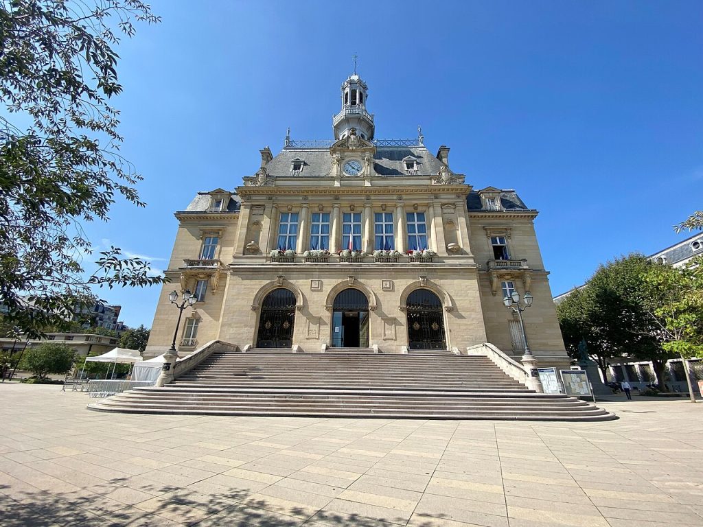 Hôtel de ville d'Asnières-sur-Seine vu depuis son parvis (Asnières-sur-Seine)