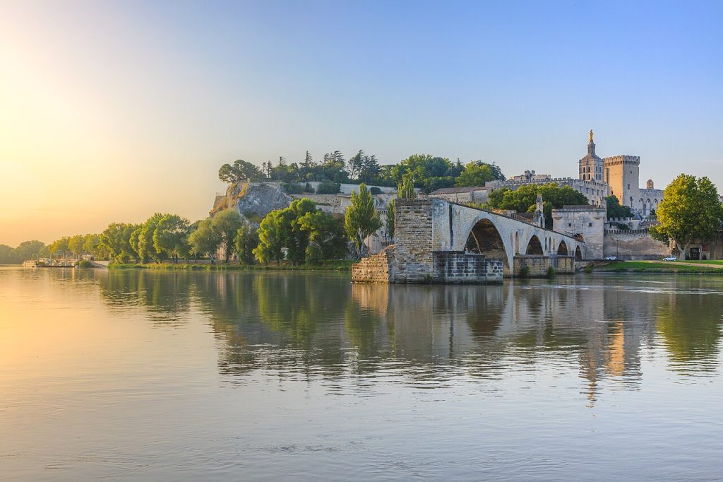 Le pont Saint-Bénézet (pont d'Avignon) se reflétant dans le Rhône (Avignon)