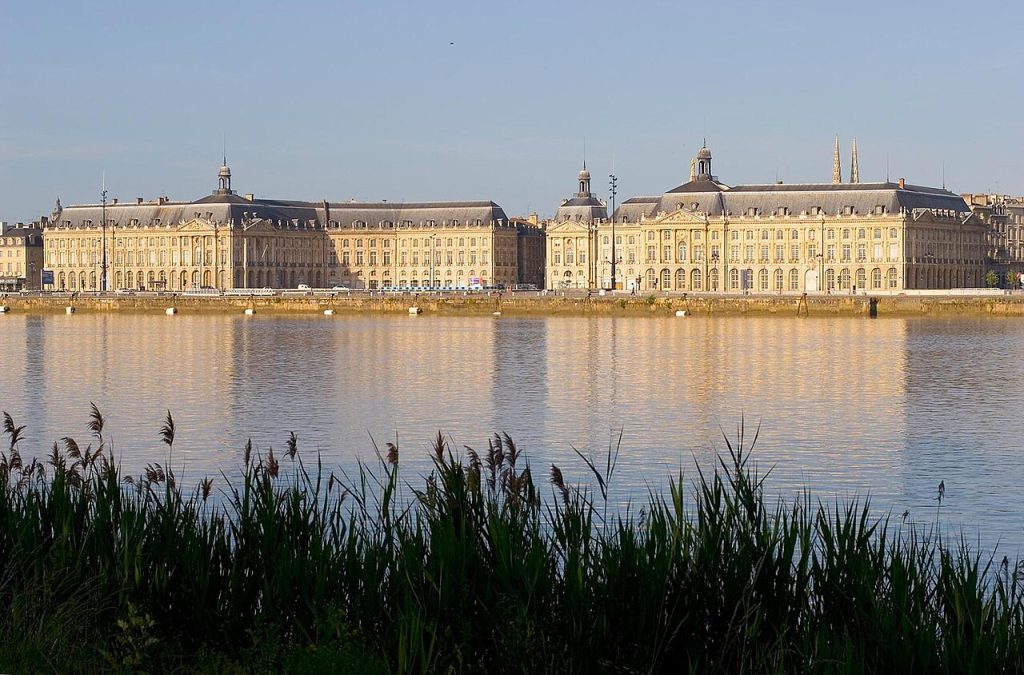 La place de la Bourse et les quais de Bordeaux au bord de la Garonne (Bordeaux)