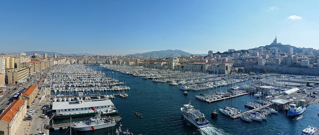 Le Vieux-Port de Marseille dominé par Notre-Dame-de-la-Garde (Marseille)