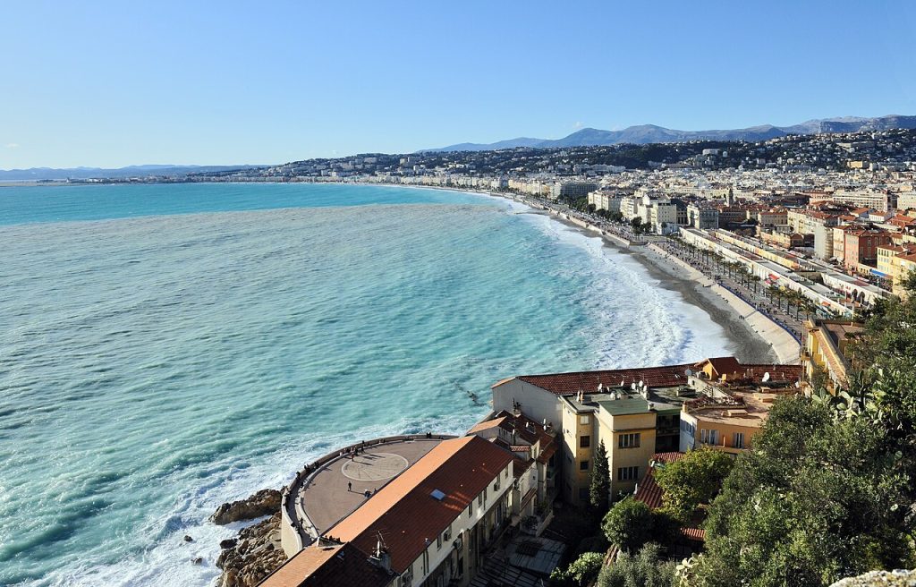 La baie des Anges et la promenade des Anglais vues depuis la colline du Château à Nice (Nice)