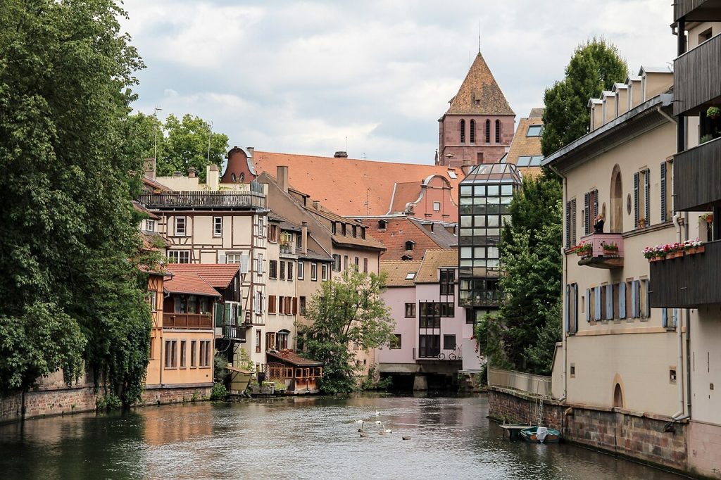 Maisons à colombages au bord de l'Ill, quartier de la Petite France à Strasbourg (Strasbourg)